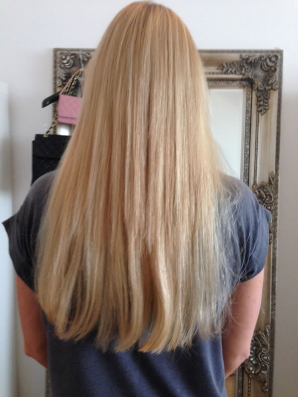 Lang, blond haar na een hairweaving